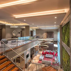 4* מלון Hilton Garden Airport